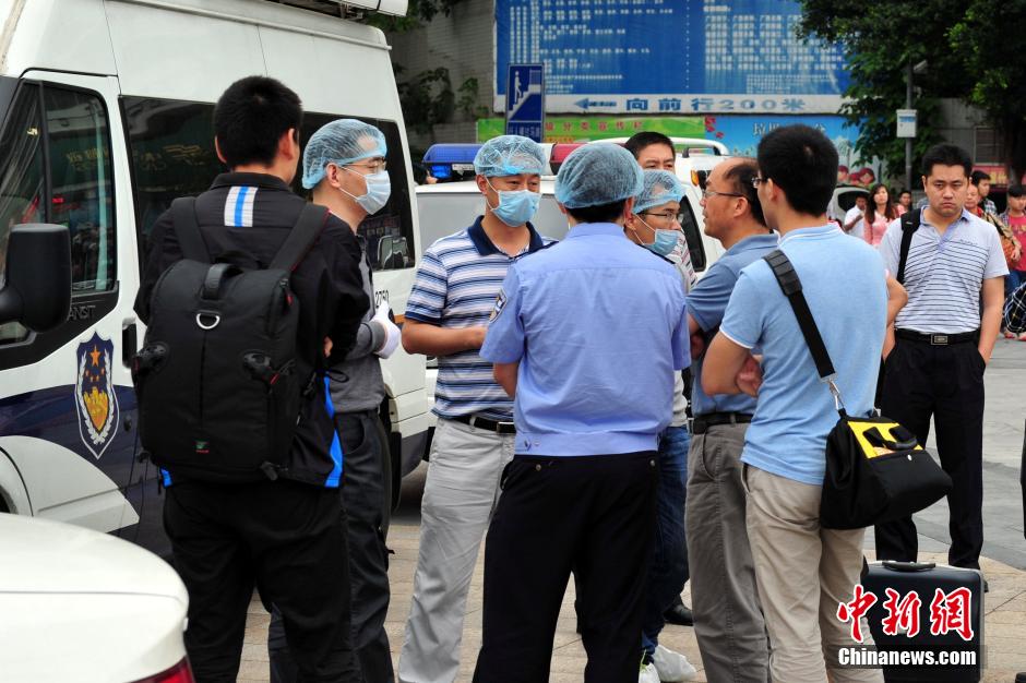 圖為警方在案發(fā)現(xiàn)場取證調查。