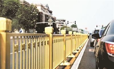 從復(fù)興門到建國門，長安街一線全部更換為金色護欄 攝影/本報記者 郝羿