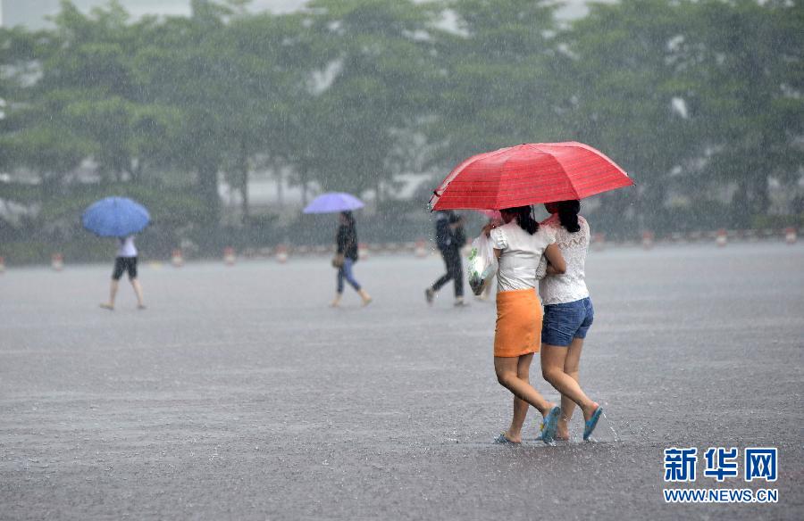 5月11日，市民在深圳梅林檢查站廣場冒雨出行。