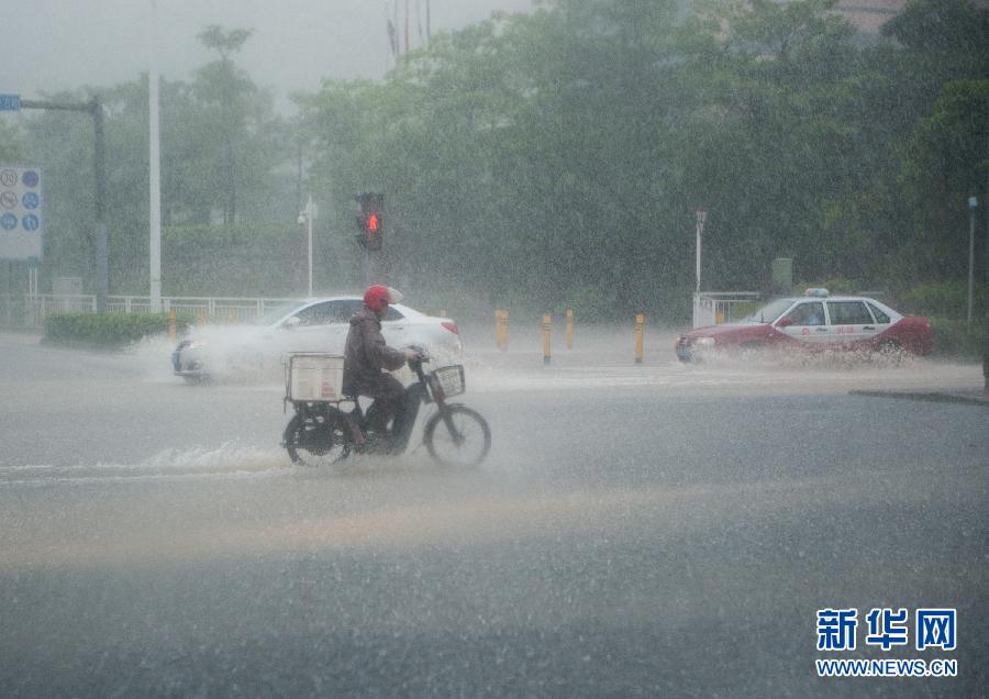5月11日，車輛在深圳西麗留仙大道涉水前行。