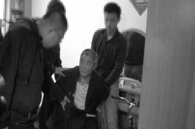 　向南夫被警方抓獲。
