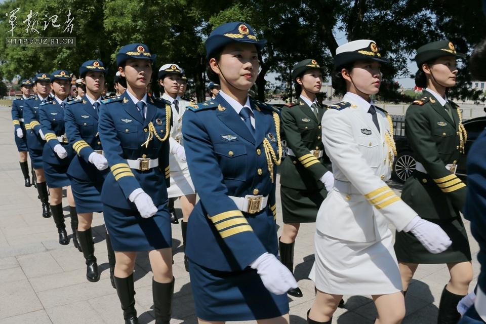 解放軍首批女儀仗兵亮相，90%以上擁有大專以上學(xué)歷，平均身高1.72米。圖為女兵儀仗隊(duì)。