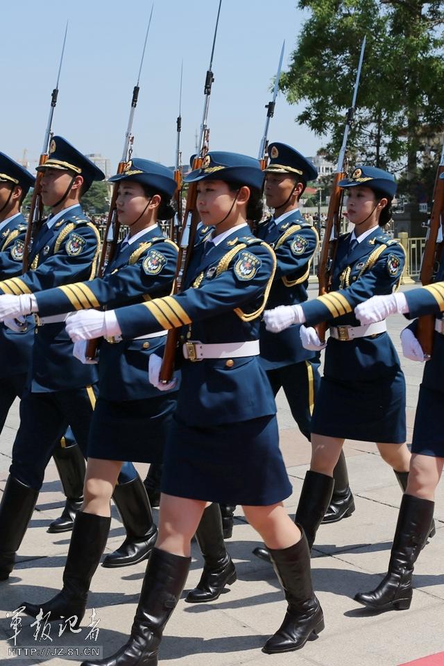 　解放軍首批女儀仗兵亮相，90%以上擁有大專以上學(xué)歷，平均身高1.72米。圖為女兵儀仗隊(duì)。