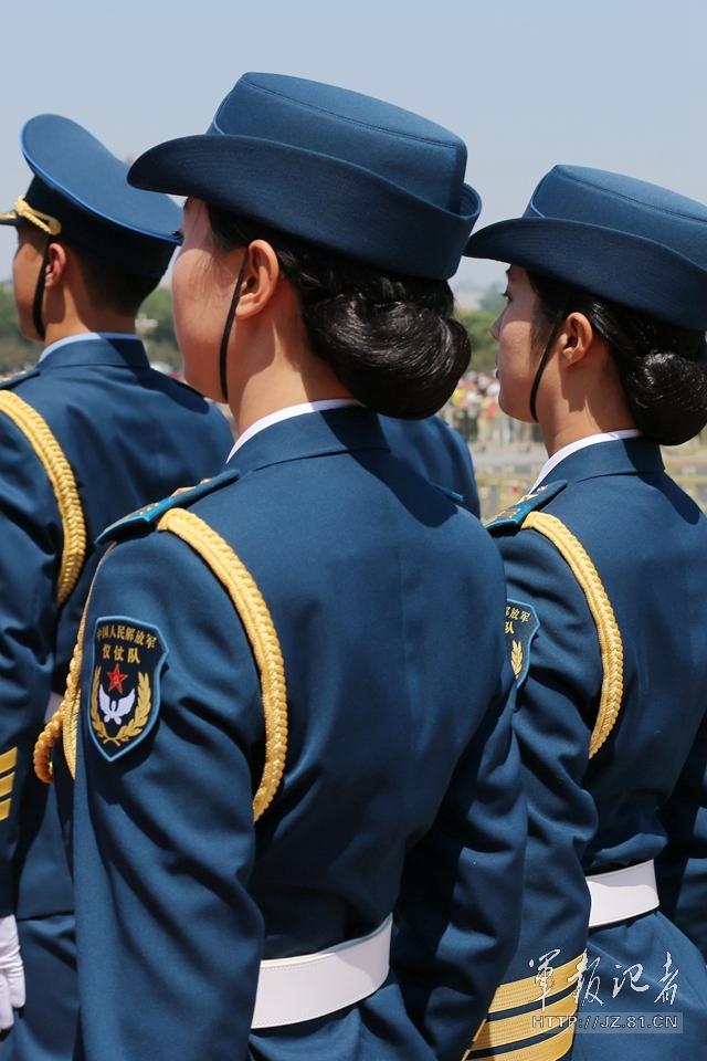 解放軍首批女儀仗兵亮相，90%以上擁有大專以上學(xué)歷，平均身高1.72米。圖為女兵儀仗隊(duì)。
