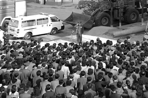 　17日，一名朝鮮高官在事故現(xiàn)場(chǎng)向市民致歉。