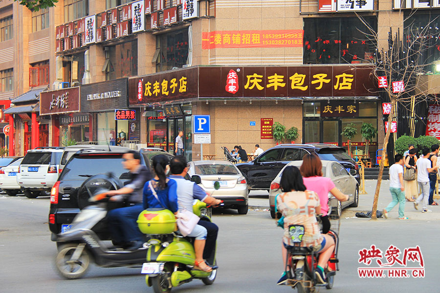 “慶豐包子店”位于路口拐角處,人流量車流量很大,堪稱黃金位置。