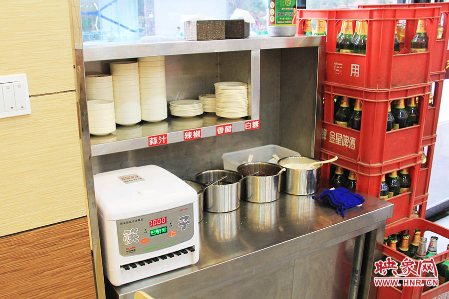 調(diào)料、小碟、餐具也都被放在另一張單獨(dú)的桌子上,需要用餐者“自助”。