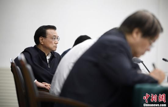 李克強(qiáng)在赤峰主持召開部分企業(yè)與金融機(jī)構(gòu)負(fù)責(zé)人座談會(huì)。