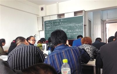 5月6日，大慶市，油田實行招工考試后，出現(xiàn)了各種考前輔導(dǎo)班。