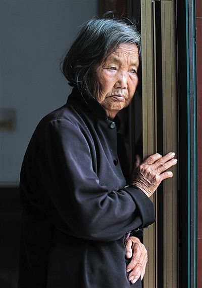 為了能“睡棺木”土葬，潘秀英四次喝農(nóng)藥自殺，后被搶救過來。