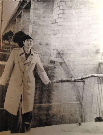 1995年，于英生在蚌埠淮河閘上留影。