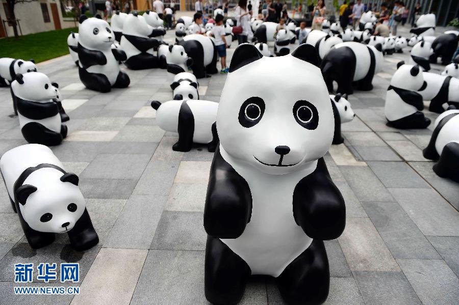 這是6月2日在上海靜安嘉里中心廣場(chǎng)拍攝的萌態(tài)百出的“熊貓”大軍。