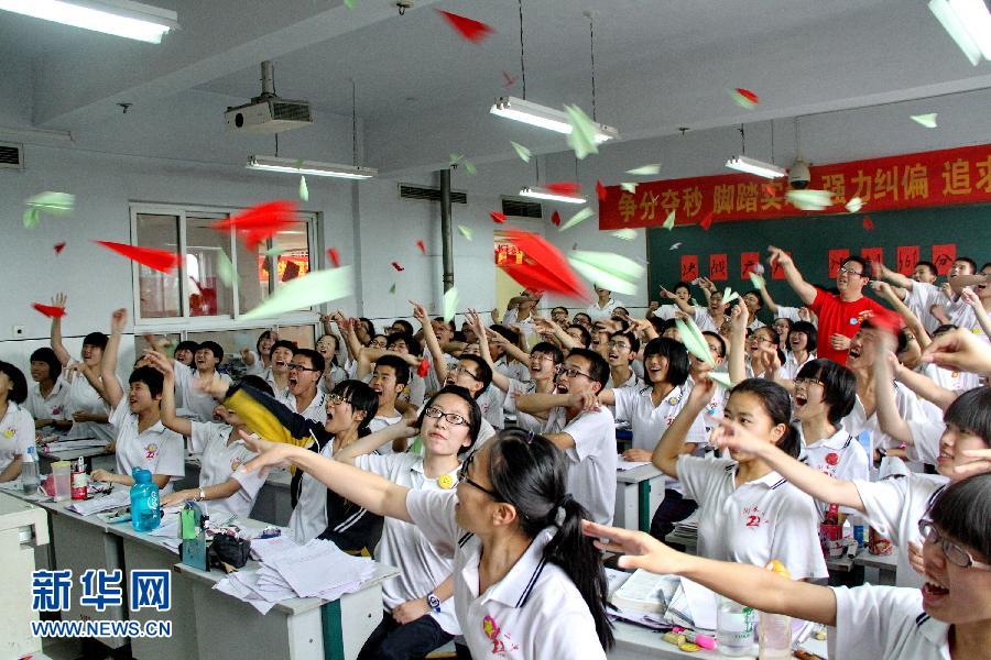  6月3日，河北省衡水市第二中學(xué)高三學(xué)生在教室里用扔紙飛機(jī)的方式舒緩心情。