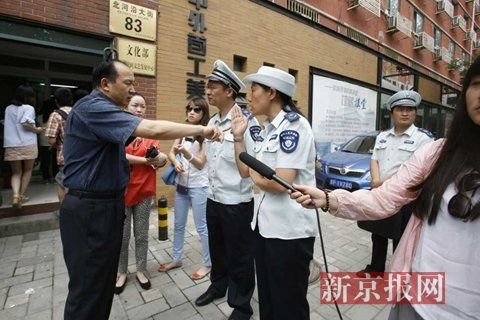 市環(huán)保局和東城區(qū)環(huán)保局聯(lián)合出動，再次檢查國家文物局食堂環(huán)境污染問題，在門口受阻。新京報記者 高瑋 攝