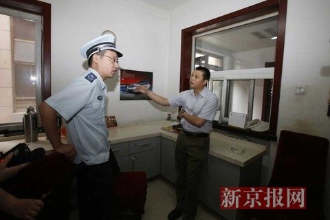 國家文物局的一名工作人員正在與執(zhí)法人員對峙。新京報記者 高瑋 攝