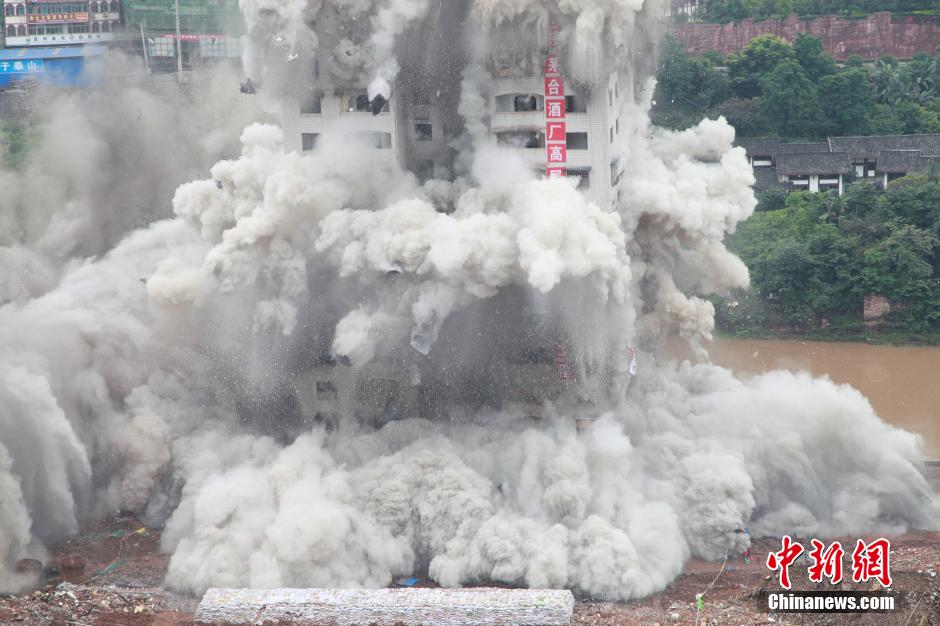 6月6日13時(shí)，貴州仁懷茅臺(tái)大橋及鐘樓整體爆破成功。