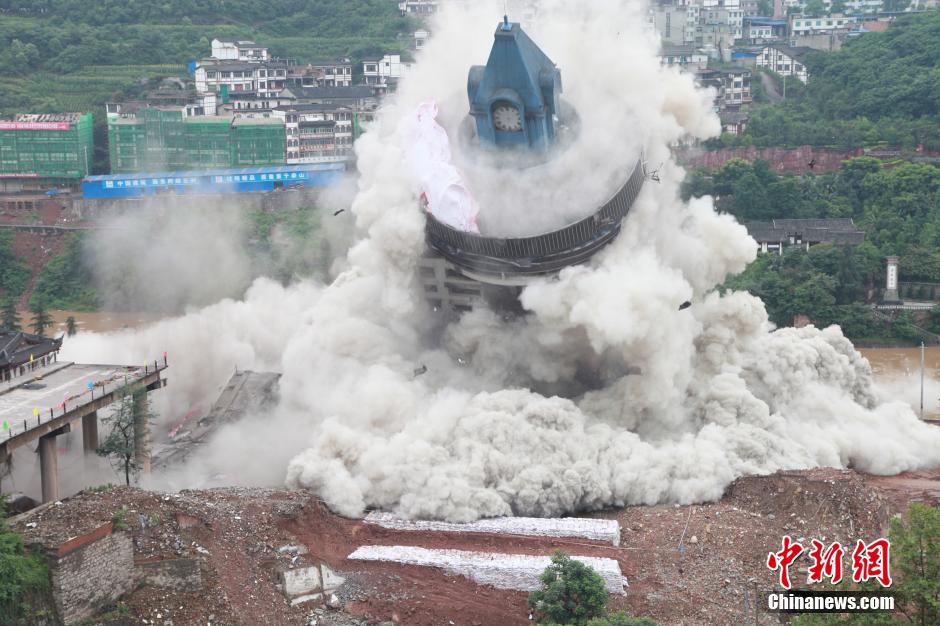 6月6日13時(shí)，貴州仁懷茅臺(tái)大橋及鐘樓整體爆破成功。