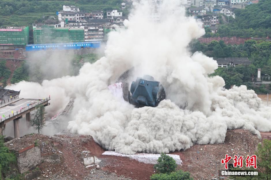 6月6日13時(shí)，貴州仁懷茅臺(tái)大橋及鐘樓整體爆破成功。