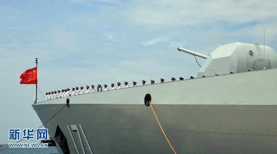 6月9日，在三亞某軍港，海口艦準(zhǔn)備起航。