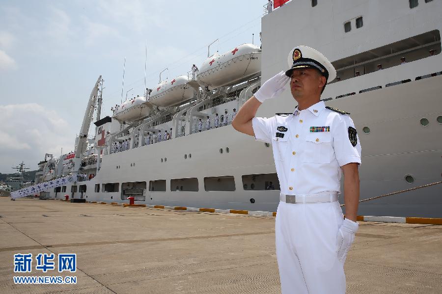  6月9日，在浙江舟山某軍港，和平方舟醫(yī)院船船長(zhǎng)章榮華請(qǐng)示起航。