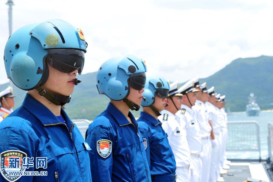  6月9日，在三亞某軍港，隨海口艦參演的艦載直升機(jī)飛行員整裝待發(fā)。
