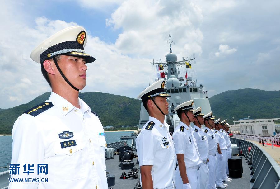 6月9日，在三亞某軍港，海口艦官兵在艦艏列隊(duì)。