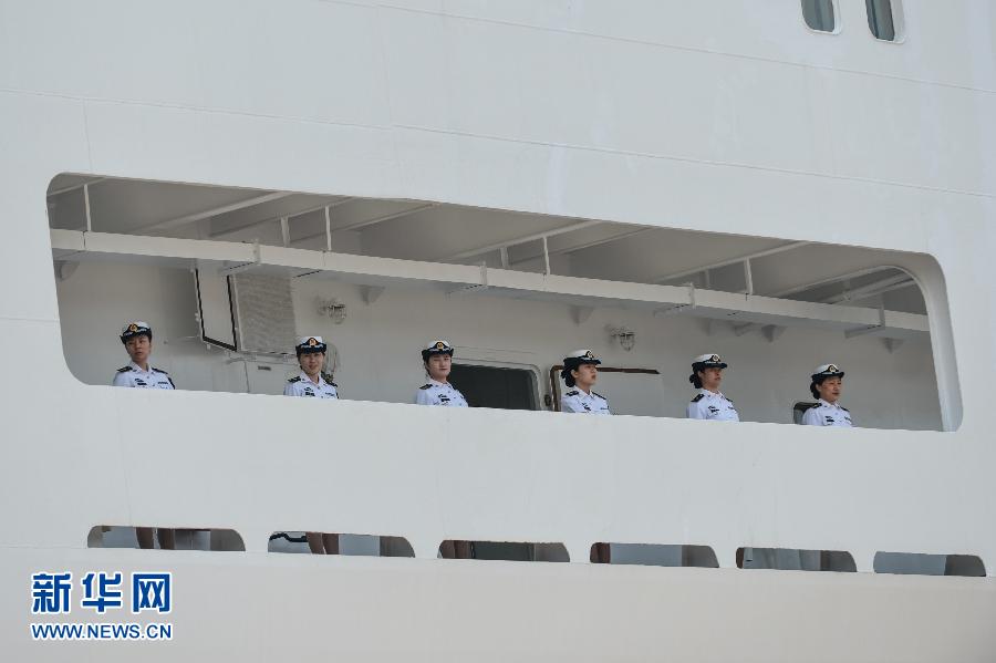  6月9日，在浙江舟山某軍港，和平方舟醫(yī)院船上的海軍官兵列隊(duì)與港口送行人員告別。