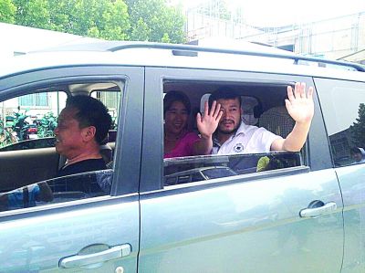 孫正龍和妻子、家人，揮手和醫(yī)護人員告別。張凌飛