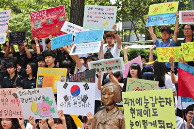 6月4日,韓國首爾,韓國慰安婦和民眾在日本駐韓大使館門前集會,要求日本政府承認(rèn)并解決慰安婦問題。
