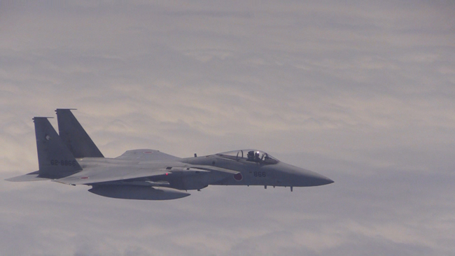 近距離跟蹤我圖-154飛機(jī)的日自衛(wèi)隊F-15戰(zhàn)斗機(jī)
