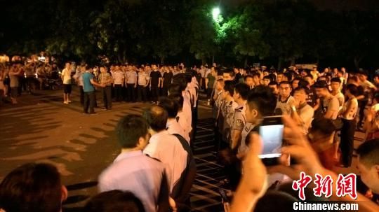 大批警力集中撤離現(xiàn)場。 王剛 攝