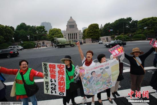 當(dāng)?shù)貢r間5月13日，日本示威者在位于東京的國會議事堂外高喊口號，反對日本政府計劃修憲以解禁自衛(wèi)權(quán)。