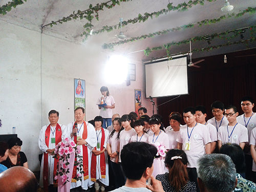 2013 年初，“全范圍教會(huì)”的信徒在參加集會(huì)。