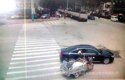 23日中午，陳母被突然噴毒。新京報(bào)記者 王瑞鋒 攝