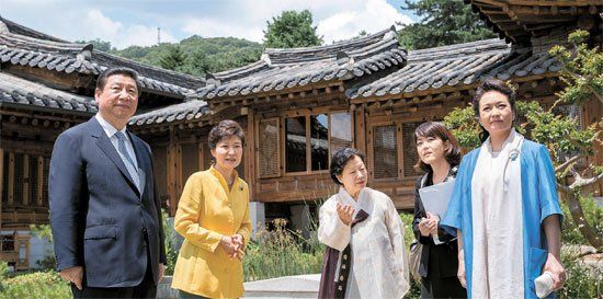 照片中左起分別是習近平、樸槿惠、家具博物館館長鄭美淑(音)、隨同翻譯、彭麗媛。