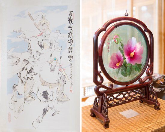　當?shù)貢r間2014年7月4日，中國國家主席習近平向韓國總統(tǒng)樸槿惠贈送的趙云畫像（左）和木槿花玻璃工藝