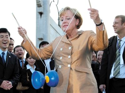2007年8月27日，北京，默克爾正在玩扯鈴。