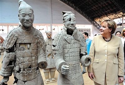 2010年7月17日，西安，默克爾參觀兵馬俑，慶祝生日。