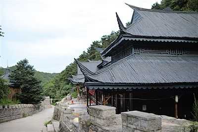 　7月9日，密云水庫附近隸屬于某單位的栗林度假山莊，建筑風(fēng)格古色古香