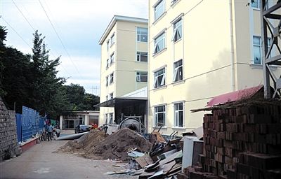 　該山莊目前正在建四星級(jí)賓館。新京報(bào)記者 吳江 攝