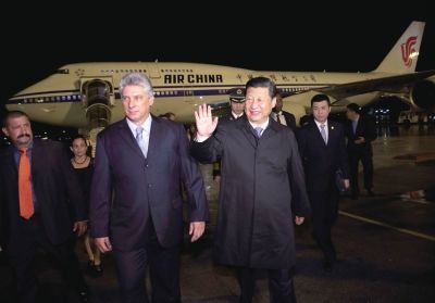 21日晚,習近平乘坐的專機抵達哈瓦那何塞·馬蒂國際機場。古巴國務委員會第一副主席兼部長會議第一副主席