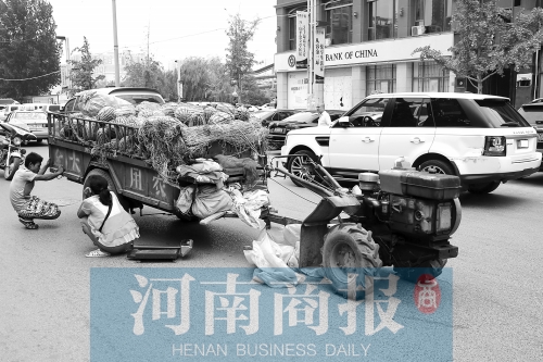 兩車相蹭后，小陳與妻子慌了神