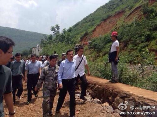 李克強徒步前往這次地震的震中龍頭山鎮(zhèn)(圖片來自于云南信息報微博)