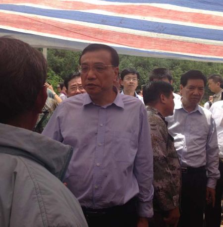 走進(jìn)帳篷，總理就握住蔡官耀的雙手說：“不行，這個帳篷太簡易了”。說完這句，叮囑蔡官耀，“不能回家住”