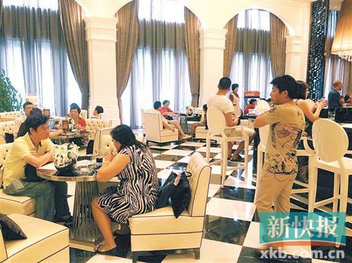 　昨天雖是工作日,但南海區(qū)某樓盤客流不少。