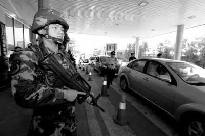 武警持槍警戒進駐檢查站。