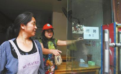 8月14日，市民志愿者體驗(yàn)城管執(zhí)法招呼商家不要亂張貼。