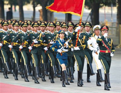 昨日，151人最大陣容的三軍儀仗隊(duì)，著新式禮賓服接受檢閱。這也是解放軍儀仗隊(duì)、軍樂(lè)團(tuán)新式禮賓服首次亮