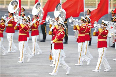 昨日，紅白相配的解放軍軍樂(lè)團(tuán)行進(jìn)演奏服亮相。杜洋 攝