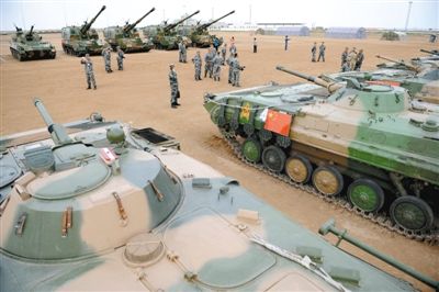 8月21日,在朱日和基地,中外參演部隊(duì)代表在裝備展覽交流活動現(xiàn)場參觀中國人民解放軍裝備。